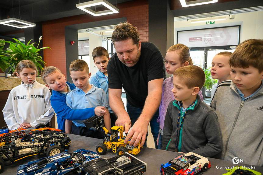 Międzynarodowy Dzień LEGO w Jaśle. Wystawa retro i warsztaty programowania