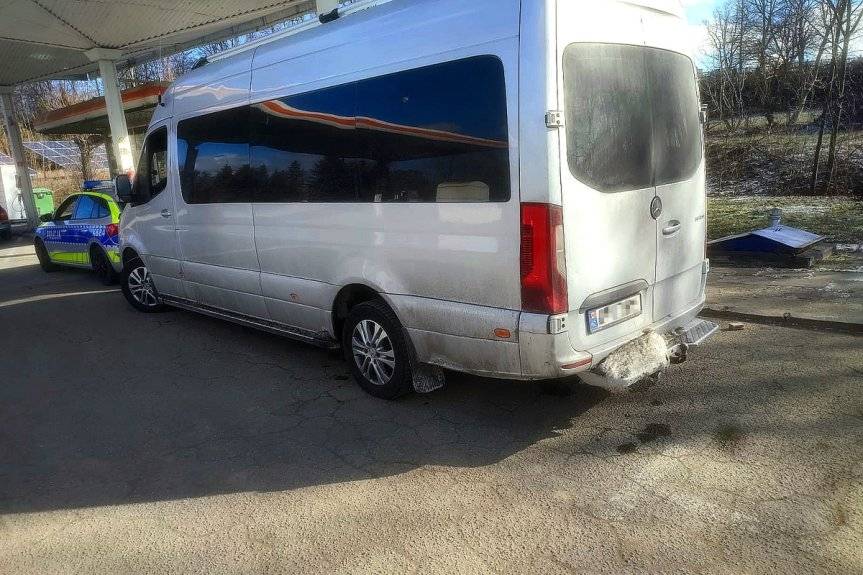 Seria mandatów dla kierowcy i pasażerów zatrzymanego mercedesa