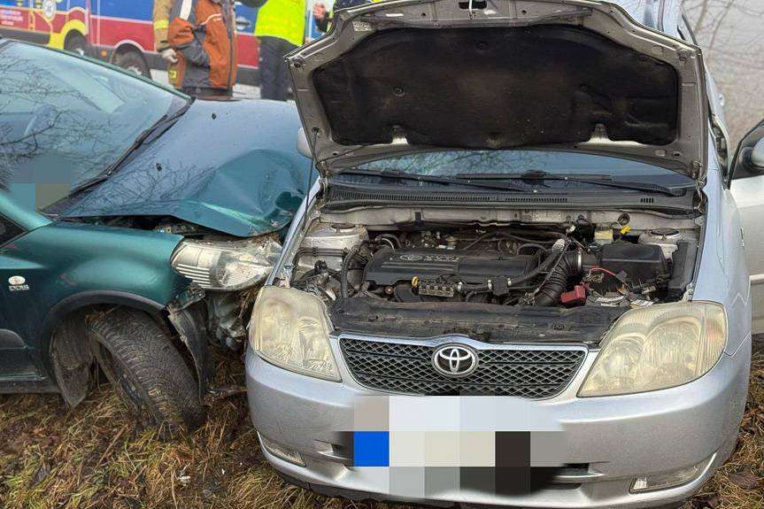 Czeluśnica. Trzy pojazdy rozbite, trzy osoby w szpitalu