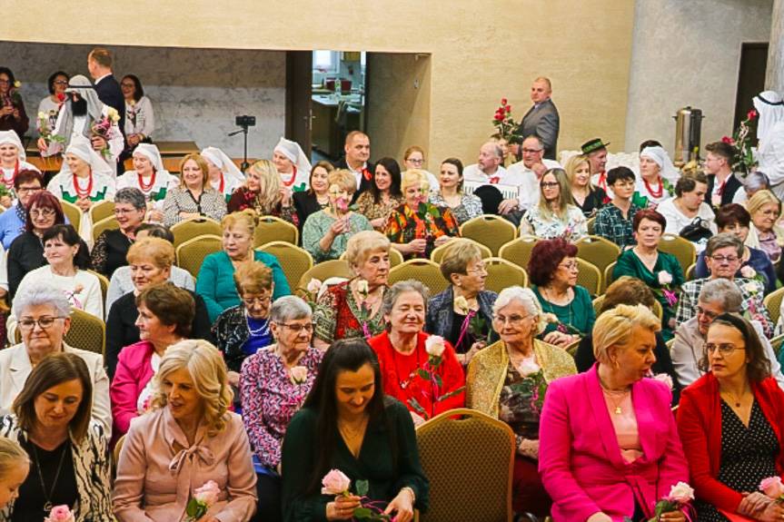 Róże i życzenia dla Pań – tak świętowano Dzień Kobiet w Osieku Jasielskim