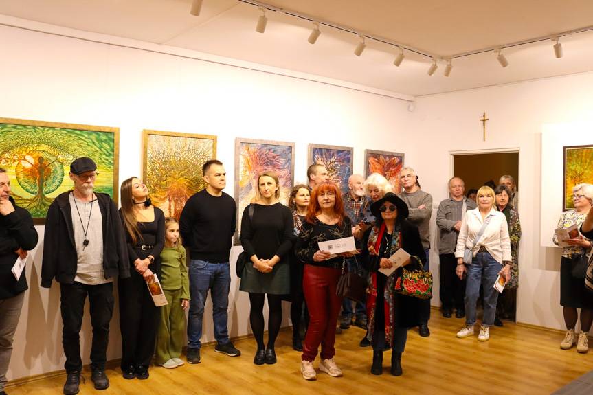 Kobiecość i natura w sztuce Dawida Dyląga. Niezwykła wystawa w Cieklinie