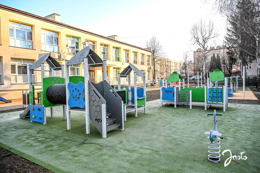 Nowe place zabaw przy jasielskich przedszkolach