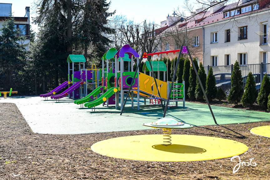 Nowe place zabaw przy jasielskich przedszkolach