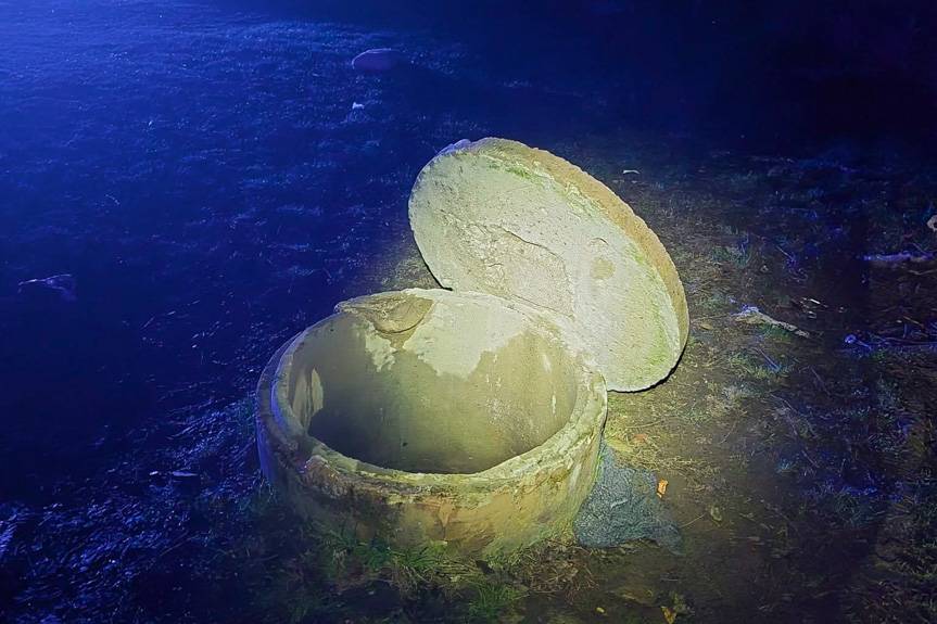 Harklowa. Dwie osoby wpadły do 8-metrowej studni