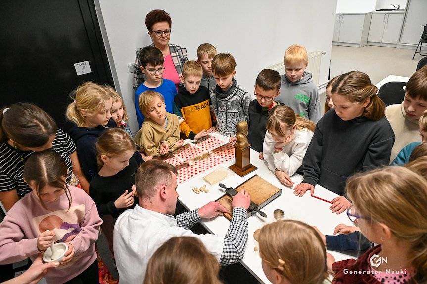 Eksperymenty, ciekawostki i aptekarskie tajemnice. Urodziny Łukasiewicza w Jaśle