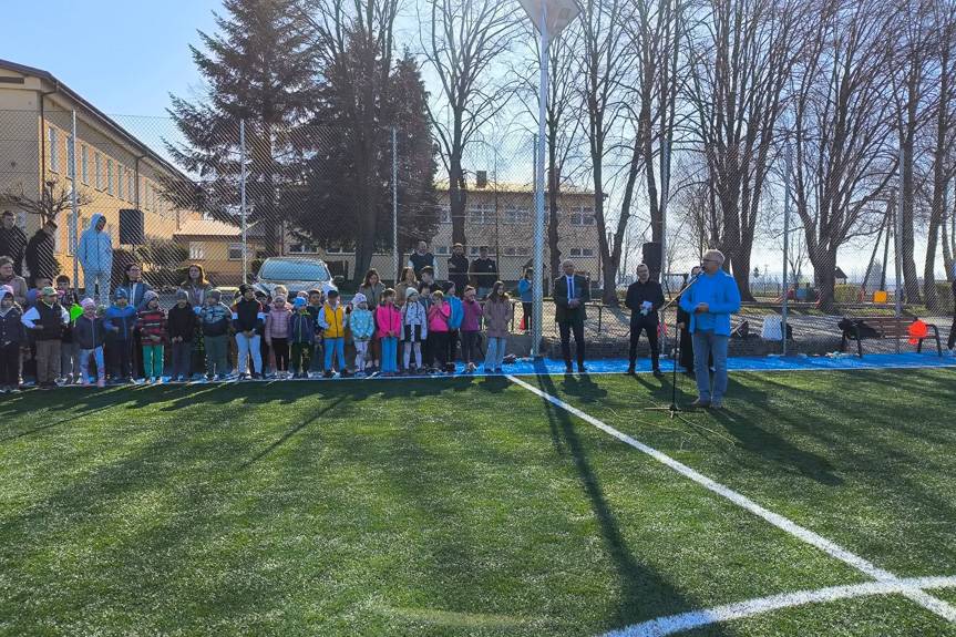 Nowe boisko i plac zabaw przy szkole w Szebniach już gotowe