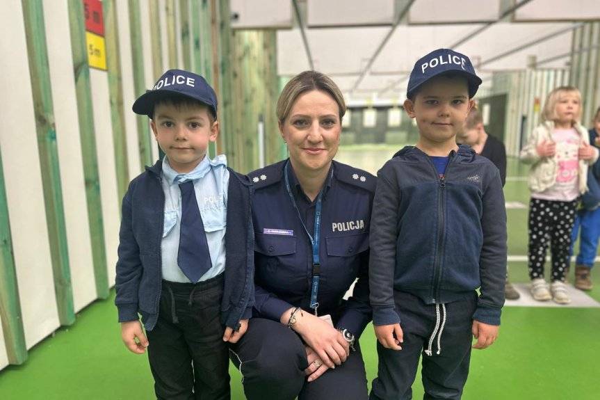 Mundurowi z Jasła gościli najmłodszych. Były uśmiechy, medale i policyjny miś