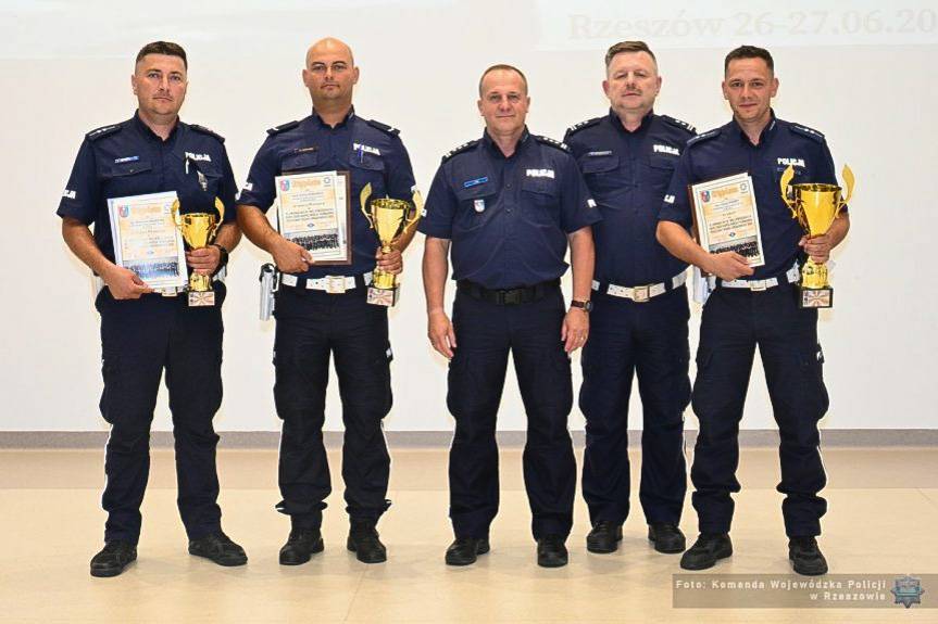 Funkcjonariusz ruchu drogowego z sukcesem w wojewódzkim konkursie