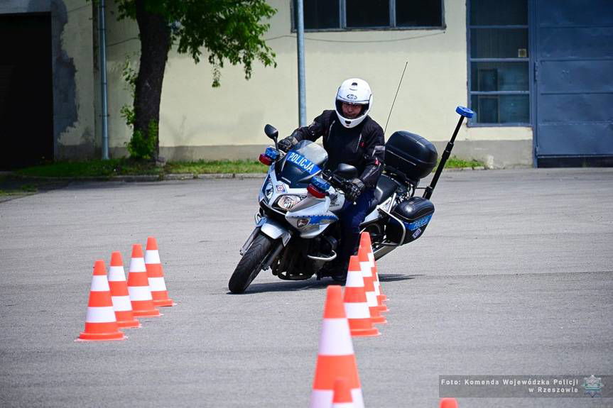 Funkcjonariusz ruchu drogowego z sukcesem w wojewódzkim konkursie