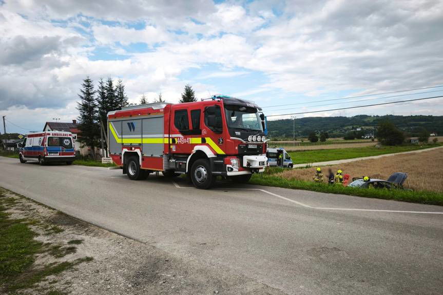 Wypadek w Błażkowej, dwie osoby poszkodowane