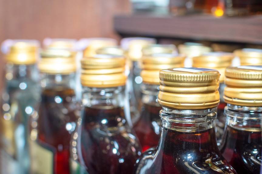 Ukradł whisky i uderzył sprzedawczynię