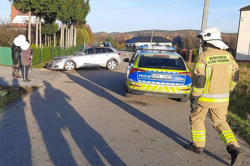 Radość. Samochód uderzył w przepust