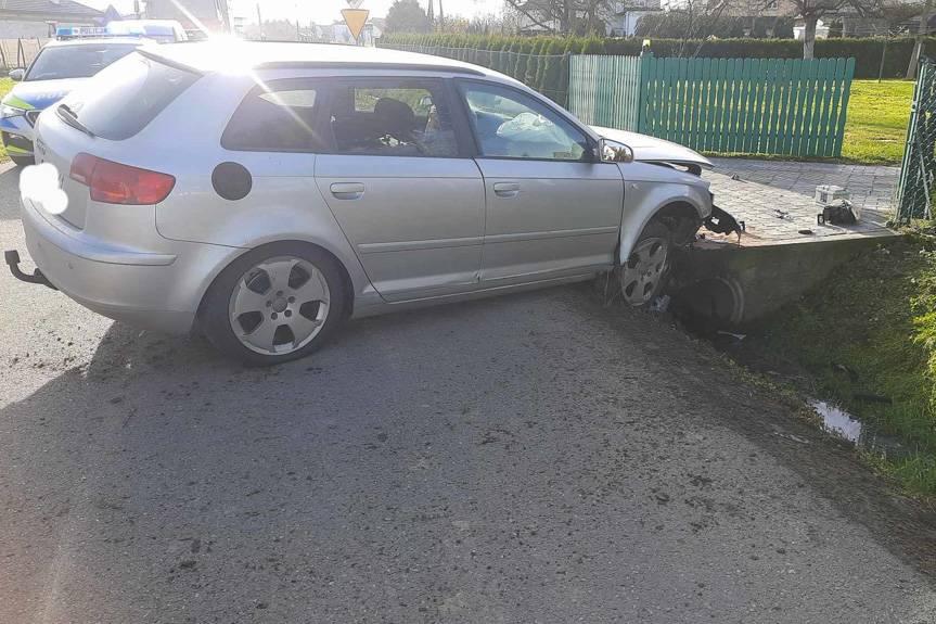 Radość. Samochód uderzył w przepust