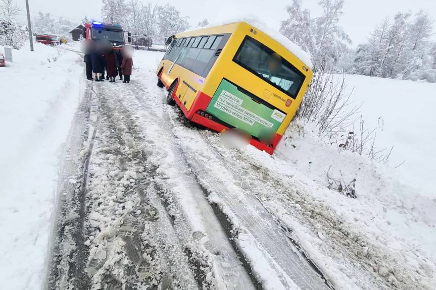 Wolica. Autobus wjechał do rowu