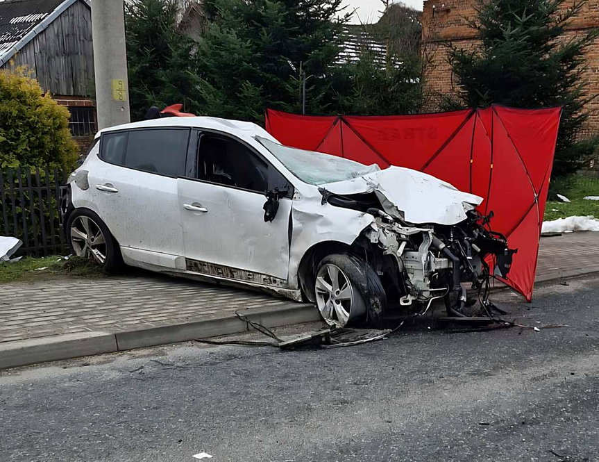 Tragiczny wypadek w Tuszymie. Nie żyje 21-letni kierujący renault