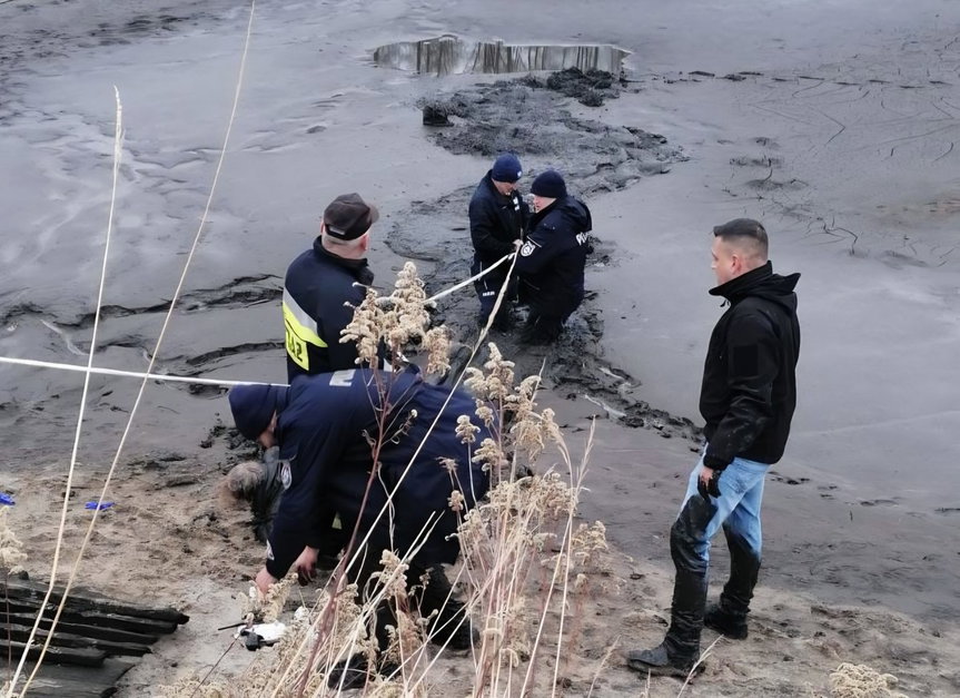 Policjanci odnaleźli zaginioną 73-latkę w stawie