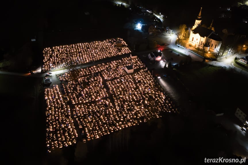 Morze świateł w Zręcinie. Tak wyglądał cmentarz w Dniu Wszystkich Świętych [ZDJĘCIA]
