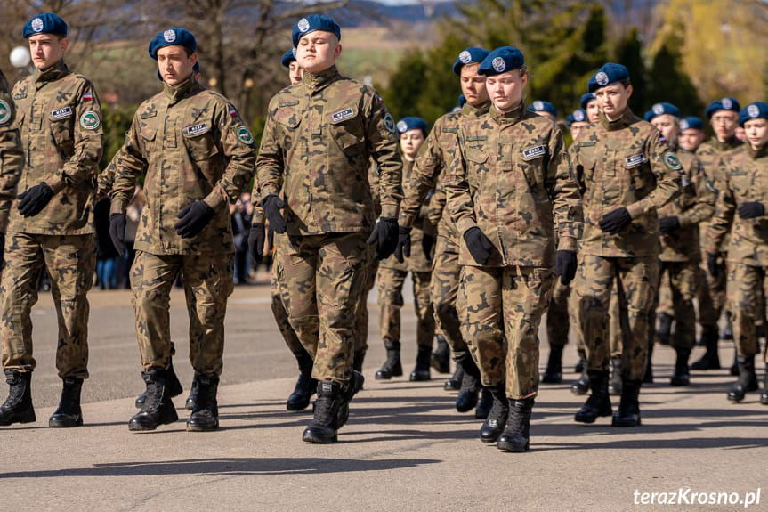 Defilada uczniów w Miejscu Piastowym