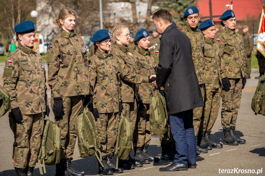Mariusz Błaszczak wręcza uczniom prezenty