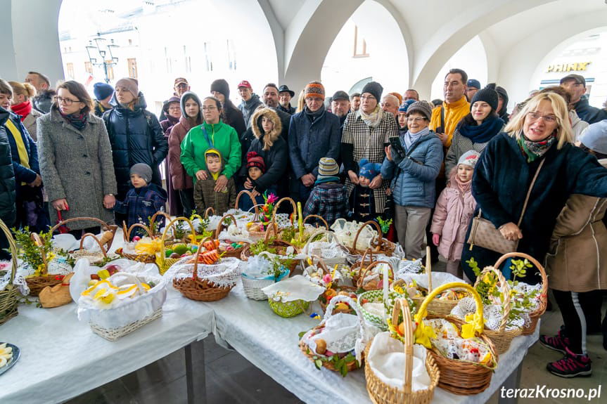 Święcenie pokarmów na rynku w Krośnie 2022