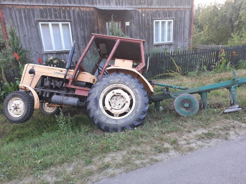 Pijany traktorzysta wjechał do rowu