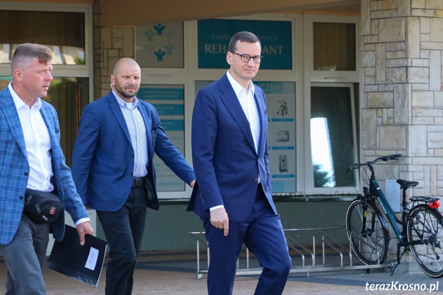 Premier Mateusz Morawiecki w Starostwie Powiatowym w Krośnie