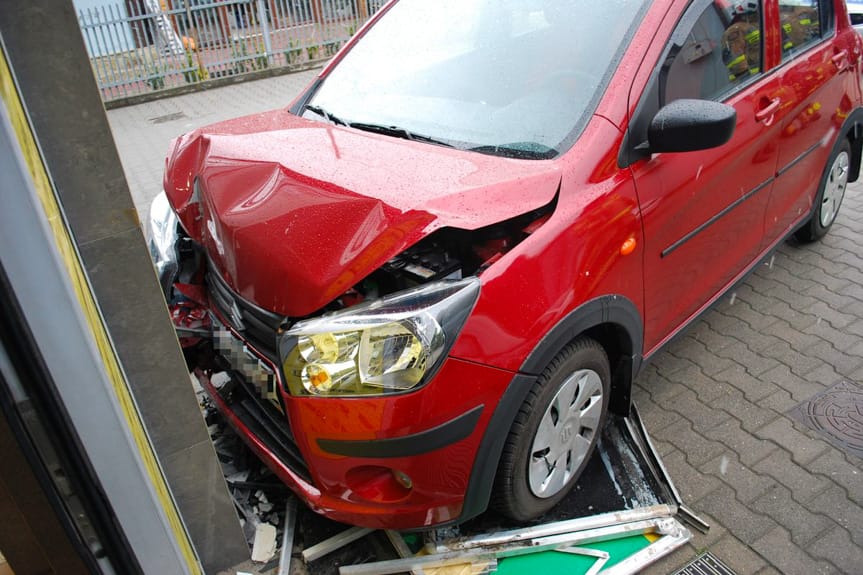 71-latek zasłabł i wjechał w sklep