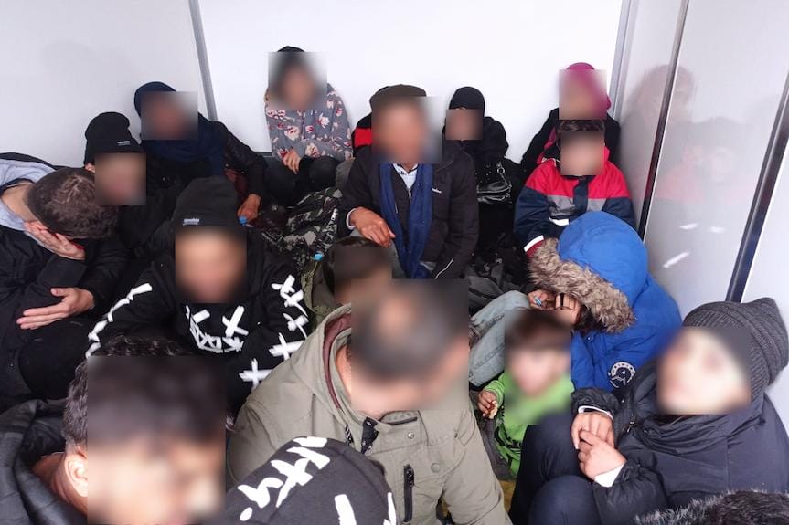 Śledztwo po zatrzymaniu kuriera przewożącego imigrantów