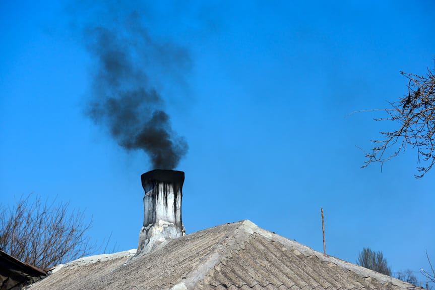 Rząd: Sąsiad pali śmieciami? Możesz to zgłosić przez aplikację
