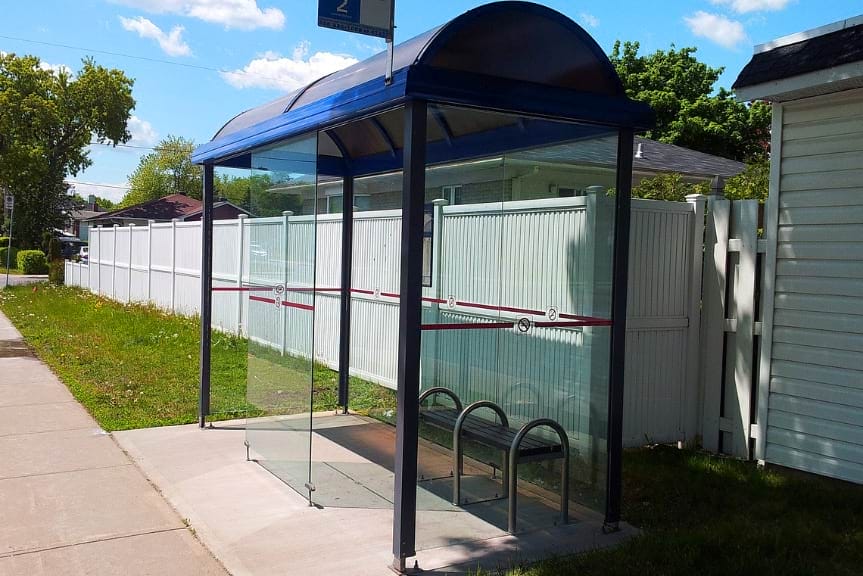 Zniszczył wiatę przystankową bo nie kupił alkoholu