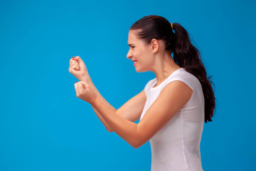 Agresywna 28-latka zaatakował ochroniarza i groziła ekspedientce