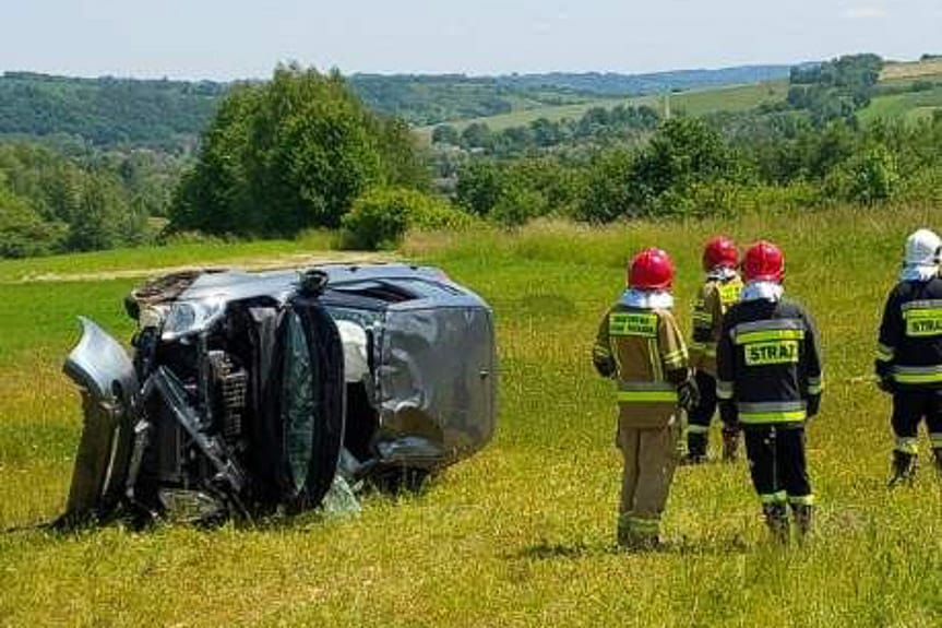 Wypadek w Tyczynie. Dachowanie samochodu osobowego
