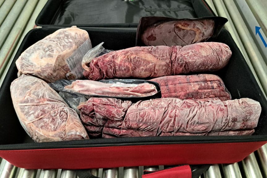 Walizka pełna mięsa na lotnisku w Jasionce