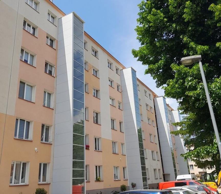 Montują zewnętrzne windy. Mieszkańcy na to długo czekali