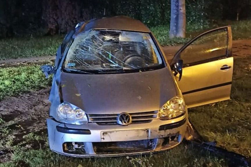 Kolizja w Rzeszowie. Samochód stoczył się ze skarpy