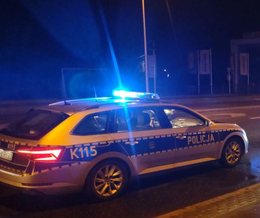 Mercedes wypadł z drogi i uderzył w drzewo - kierowca pijany, nie żyje jedna osoba