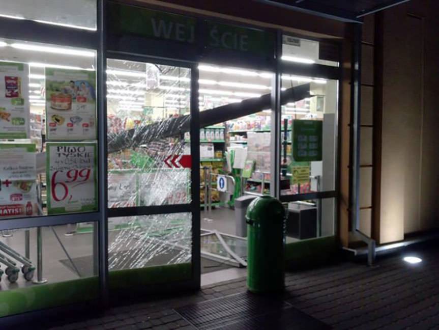 Wjechał quadem w sklep