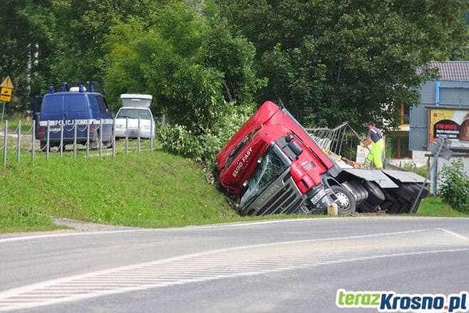 W Zboiskach ciężarówka wjechała do rowu