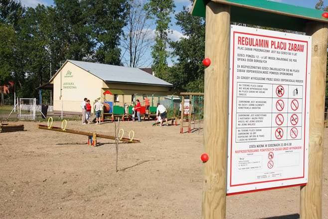 Wstęga przecięta, plac zabaw oficjalnie otwarty