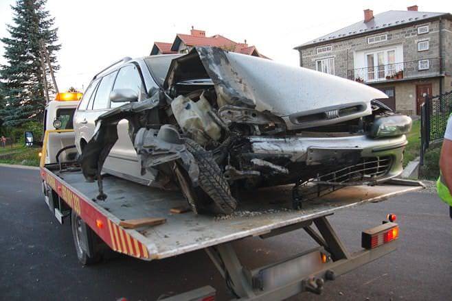 Pijany 34-latek uderzył w ogrodzenie posesji