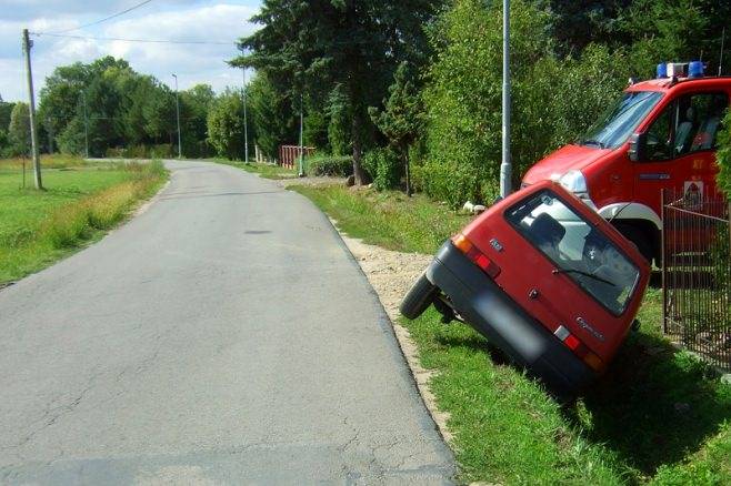 Chwila nieuwagi i wjechała do rowu