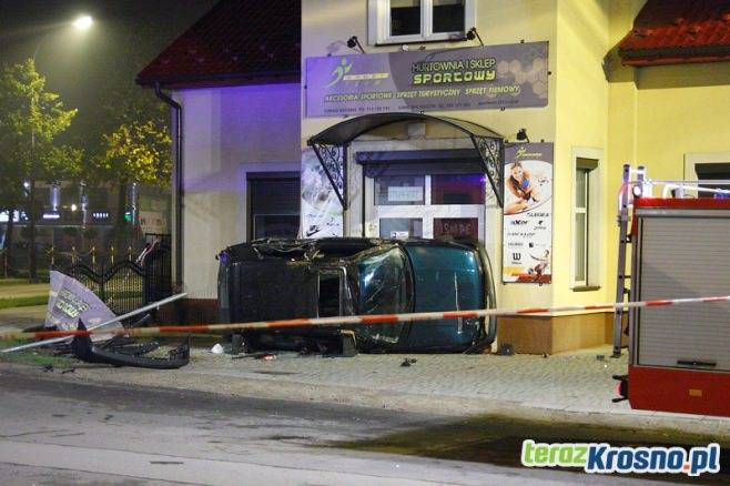 Golf dachował na Legionów i uderzył w budynek