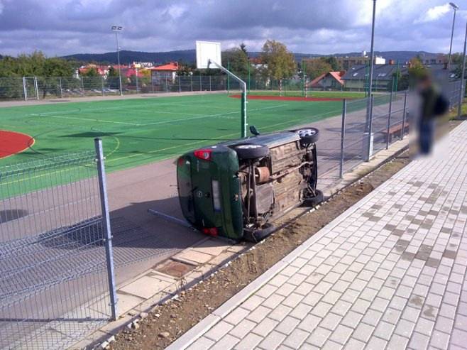 Pomyliła pedały, spadła ze skarpy