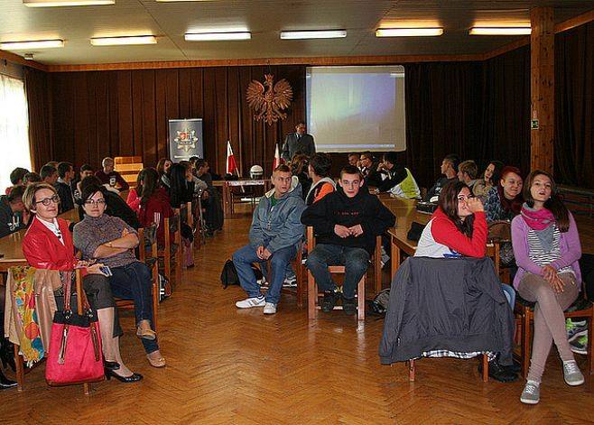 Młodzież z klasy policyjnej w krośnieńskiej komendzie