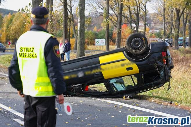 W Rymanowie taksówka wyleciała z drogi i dachowała