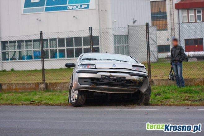 Fiat Punto wpadł do rowu na Podkarpackiej