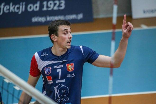 Wygrana seniorów, porażka siatkarek