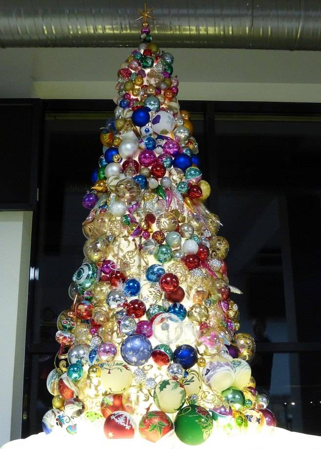 Zbudowali choinkę z kilkuset bombek