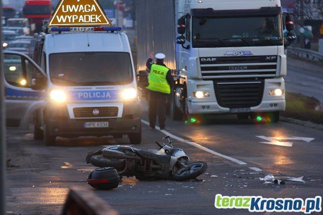 Zderzenie motoroweru i ciężarówki w Krośnie