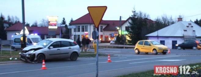 Kolizja dwóch samochodów na al. Jana Pawła II